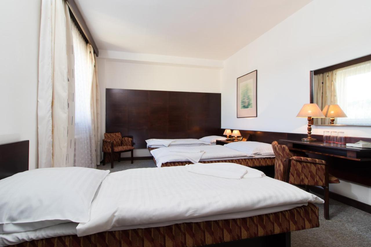 Hotel Merkur - Яблонець-над-Нисою Екстер'єр фото