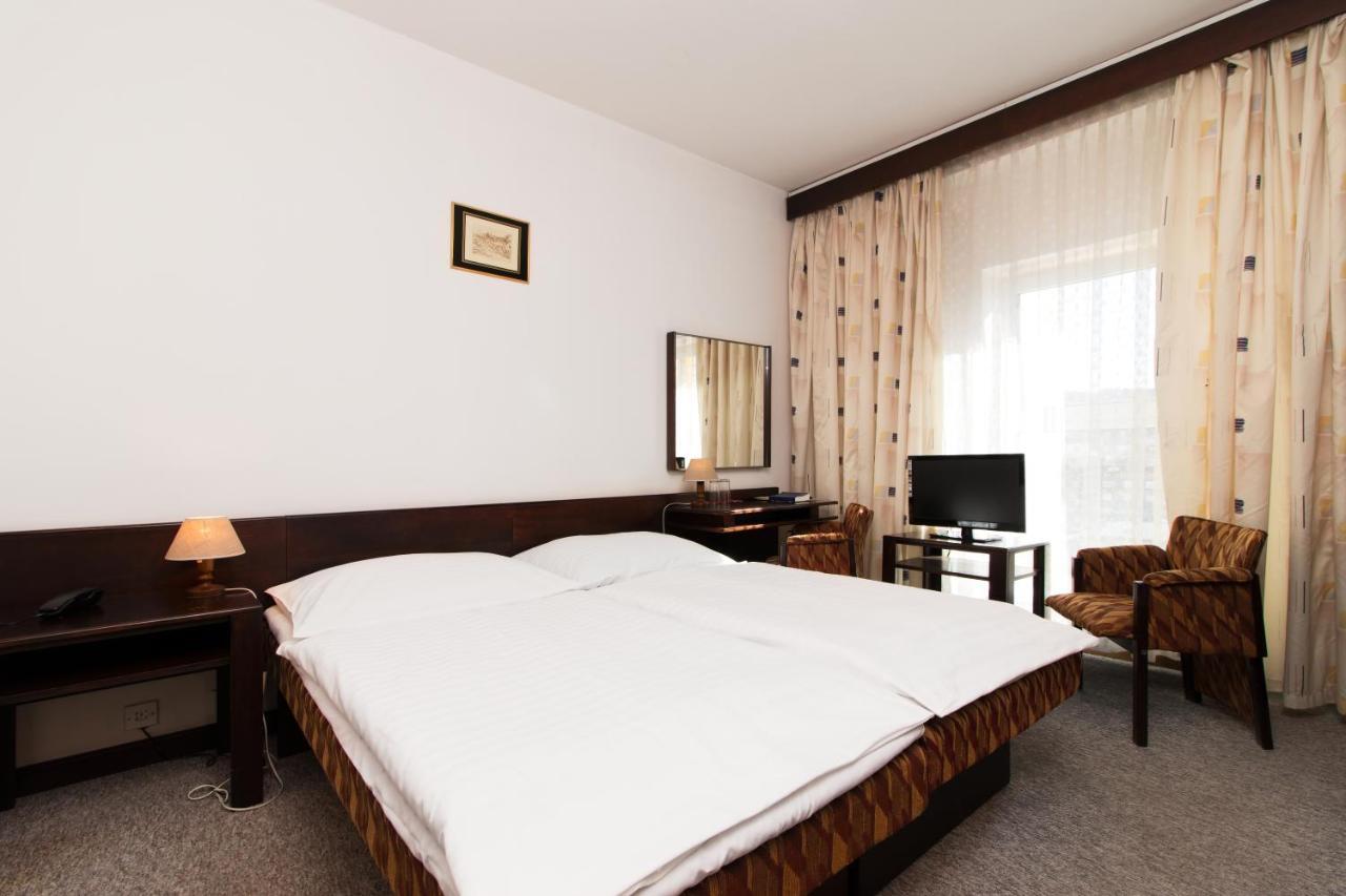 Hotel Merkur - Яблонець-над-Нисою Екстер'єр фото